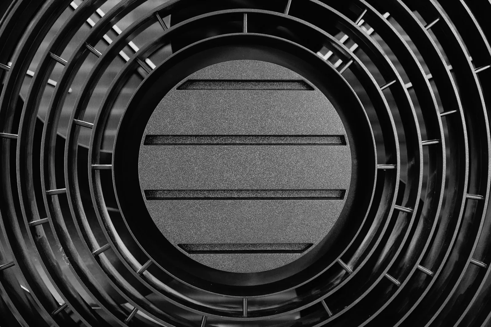 Gros plan d'une grille de ventilateur à lamelles horizontales